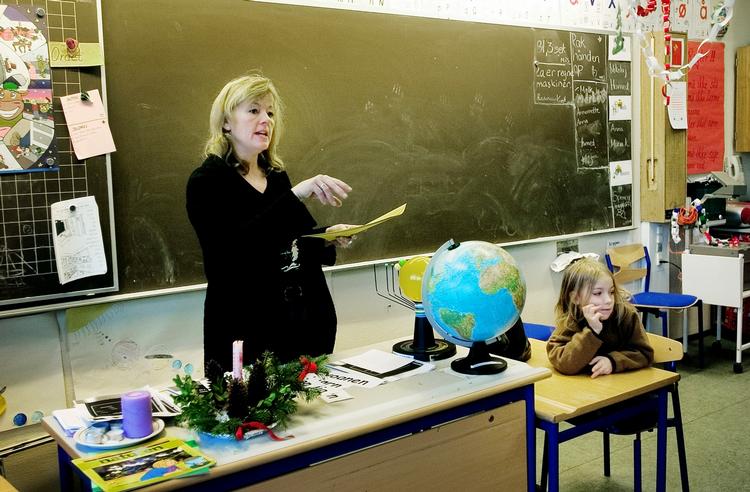 Automatik. Når den praktiske undervisning i folkeskolen går i gang, ved man fra undersøgelser, at lærere skal træffe op til to beslutninger per minut. Den forskningsbaserede viden skal altså helst sidde på rygraden af lærerne. Arkivfoto: Camilla Stephan 