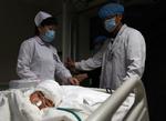 Overlevende. Et af de overlevende børn køres til yderligere  behandling på hospitalet i Hanzhong i Kinas nordlige Shaanxi provins. 