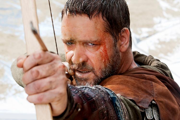 I Ridley Scotts version af Robin Hood nøjes helten (Russell Crowe) ikke med at kæmpe med bue og pil. Nu holder han også brandtaler om social omfordeling som Castro eller Martin Luther King. Foto fra filmen