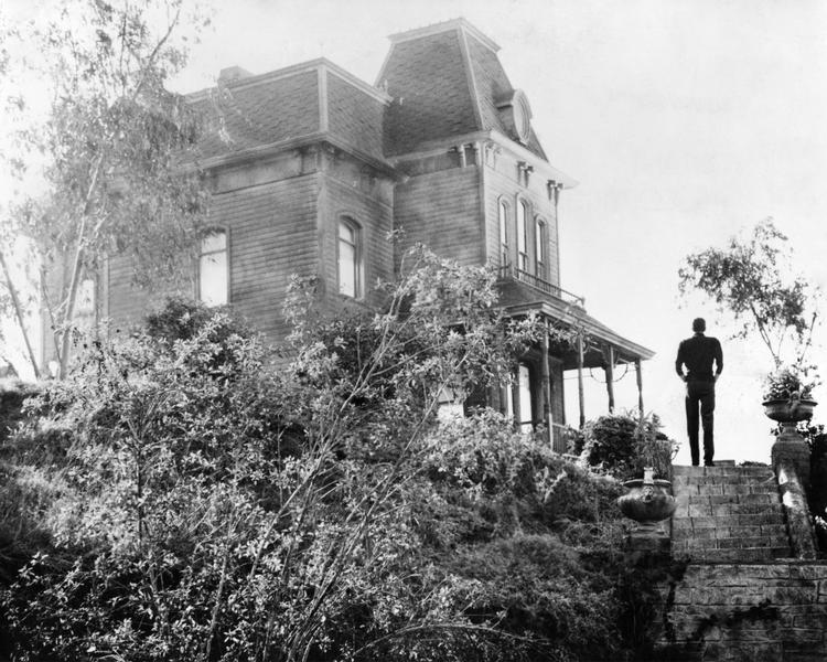psycho. Scene fra Alfred Hitchcocks gyser 'Psycho' fra 1960 med Anthony Perkins, Vera Miles, John Gavin. En yngre kvinde stjæler en formue fra sit firma. Under flugten farer hun vild og er nødt til at standse ved The Bates Motel, hvor ejeren er en stilfærdig ung mand, der nok har ligget lidt for meget under for mor ... 