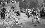 Fausto Coppi (i front) på vej op mod målet på Alpe d'Huez i 1952. 
