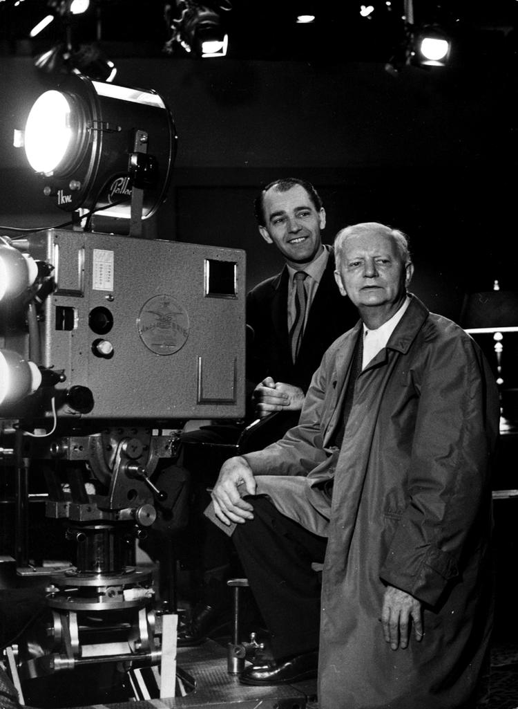 Fra 25. maj kan man på nettet komme bag  kameraet med  Carl Th. Dreyer, der her ses i  forgrunden.  Foto: Cinemateket 