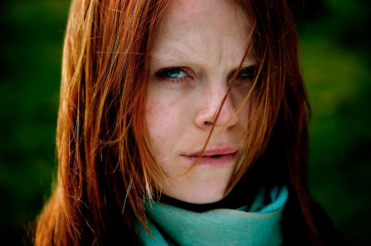 Prisvinder. 30-årige Signe Egholm Olsen har netop modtaget Årets Reumert for den kvindelige hovedrolle i Det Kongelige Teaters 'Bygmester Solness'. Hun blev uddannet på Statens Teaterskole i 2003 og fik sit gennembrud i 2005 med Ole Christian Madsens filmatisering af ’Nordkraft’. Siden har hun bl.a. medvirket i Sean Penns 'Into the wild' og DR's julekalender 'Pagten'. Foto: Anders Birch 
