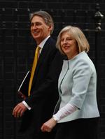 Ligestilling. Teresa May er udnævnt til både indenrigsminister og ligestillingsministrer. Her ses hun sammen med Philip Hammond, der er Storbritanniens nye transportminister. 