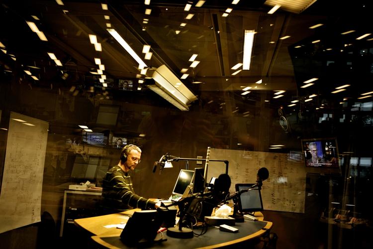 massakre. Oppositionspartiernes medieordførere kritiserer regeringens planer om at tage penge fra DR for at finansiere den nye radiokanal. 