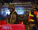 Bevæbnet. Thailandske soldater ved en sikkerhedspost i Bangkok i dag. 