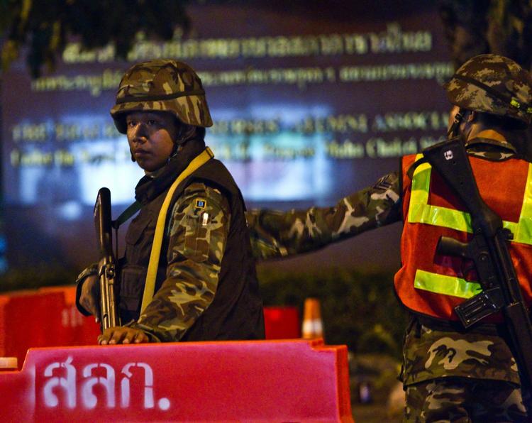 Bevæbnet. Thailandske soldater ved en sikkerhedspost i Bangkok i dag. 