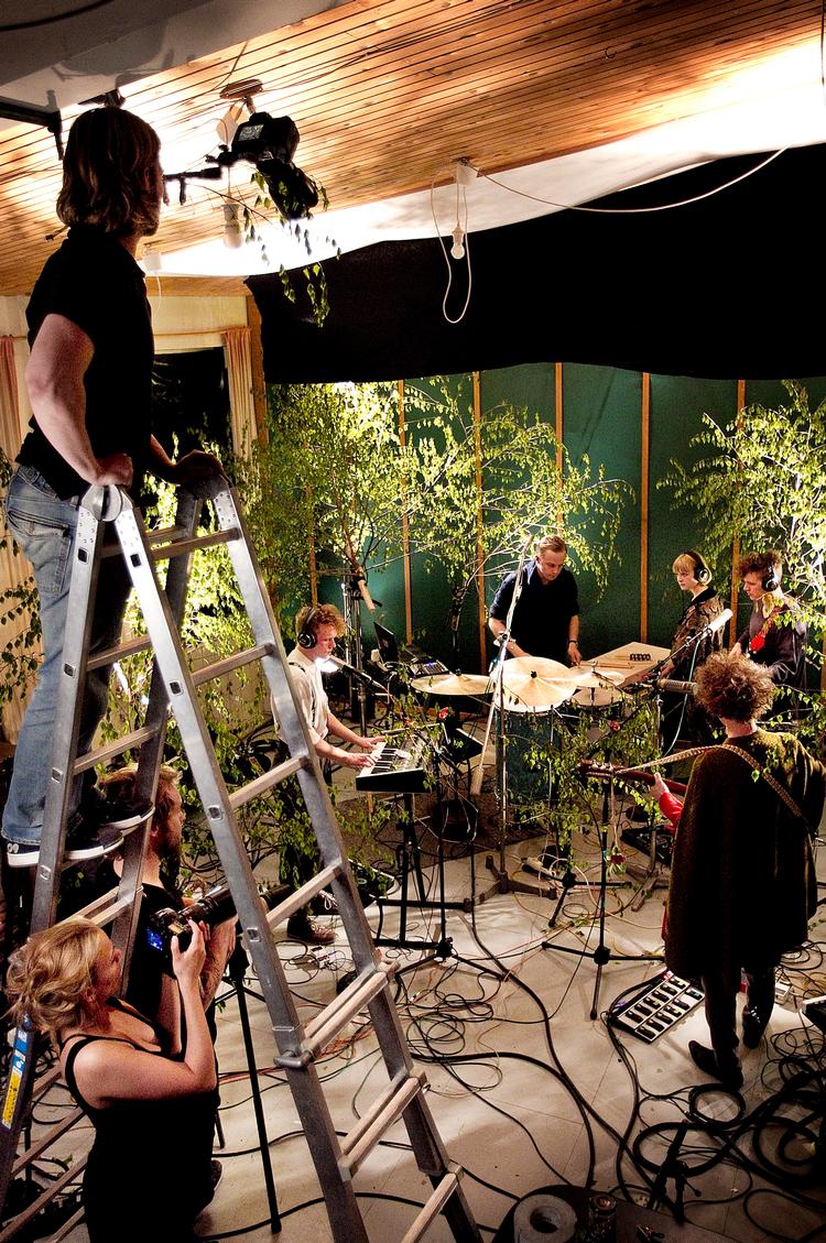 Reklame. Optagelserne til gruppen Oh No Onos musikvideo er sponsoreret af Sony Ericsson. Når videoen bliver tilgængelig på internettet, vil der derfor være et lille Sony Ericsson-logo i videoens hjørne. Foto: Finn Frandsen. 