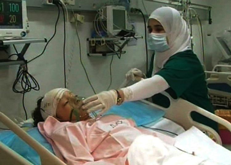 Overlevelse. Den ti-årige hollænder Ruben van Assouw behandles for blandt andet benbrud på hospital i Tripoli efter onsdagens flystyrt. 