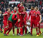 LØFT. I anden halvdel af finalen var Andreas Laudrup med til at løfte kampen, og efterfølgende løftede Nicki Bille Nielsen lidt rundt på Andreas Laudrup. 