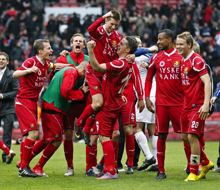 LØFT. I anden halvdel af finalen var Andreas Laudrup med til at løfte kampen, og efterfølgende løftede Nicki Bille Nielsen lidt rundt på Andreas Laudrup. 