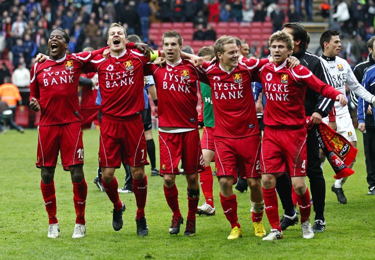 JUBEL. Bag de jublende Sibusiso Zuma, Nicolai Stokholm, Andreas Laudrup, Benjamin Kibebe og Henrik Kildentoft skimtes angrebstræner Mark Strudal og målmand Jesper Hansen. 