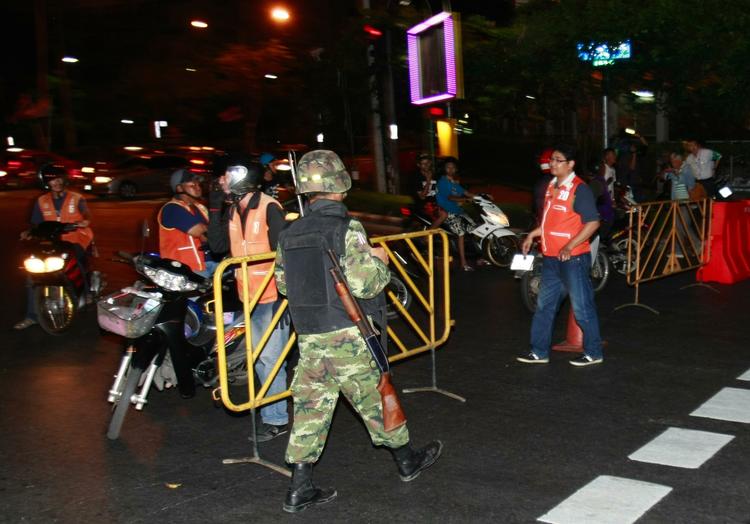 Uro. Danskere i Bangkok fortæller om tåregas og skyderier her til aften, efter en ledende 'rødskjorte' er blevet skudt. 