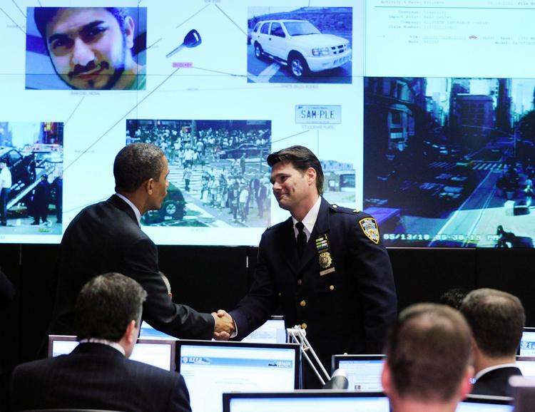 Efterforskning. USA's præsident, Barack Obama, besøgte i går New Yorks Politis 'Real Time Crime Center', som blandt andet efterforsker Times Square-bomben. 