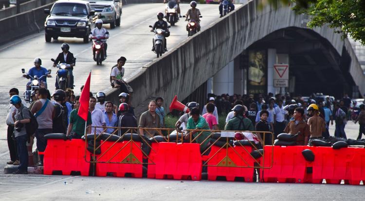 Kampklare. Thailandske demonstranter har barrikaderet sig og venter på politiets og soldaternes reaktion. 