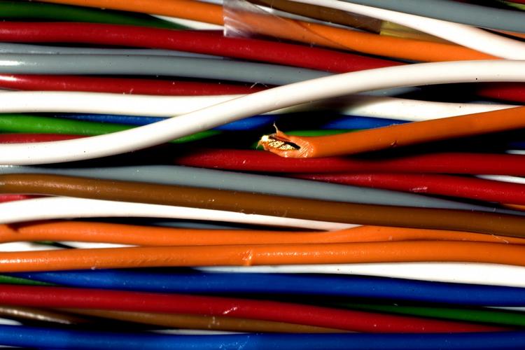 TDC meddeler, at man kan komme op på 50 megabit per sekund med de eksisterende kobberledninger. Derfor er der ifølge teleselskabet ingen aktuel grund til at udbygge fibernettet yderligere. Arkiv 