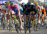 VRISSEN. Den italienske supersprinter Allesandro Petacchi (tv) mener ikke, at de øvrige hold i feltet ydede nok for at køre udbryderne ind på gårsdagens etape i Giro d'Italia. 