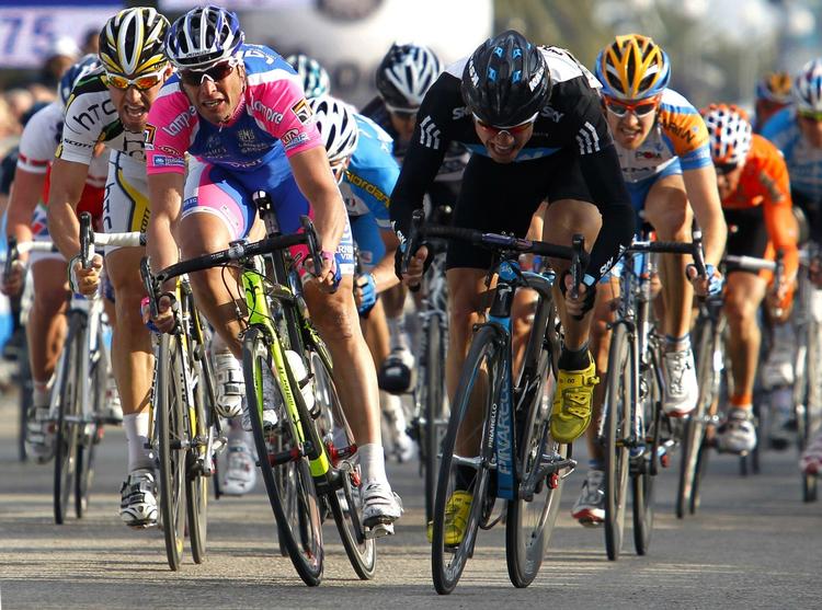 VRISSEN. Den italienske supersprinter Allesandro Petacchi (tv) mener ikke, at de øvrige hold i feltet ydede nok for at køre udbryderne ind på gårsdagens etape i Giro d'Italia. 