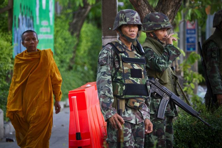 Afspærret. De største adgangsveje til den danske ambassade i Bangkok er spærret af. Foto: AP 