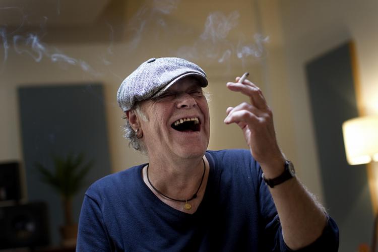 TOP. Hitlistekongen Rasmus Seebach har toppet albumhitlisten i månedsvis. Men nu er Larsens nye skive kommet til. 30.000 eksemplarer er der allerede solgt. 