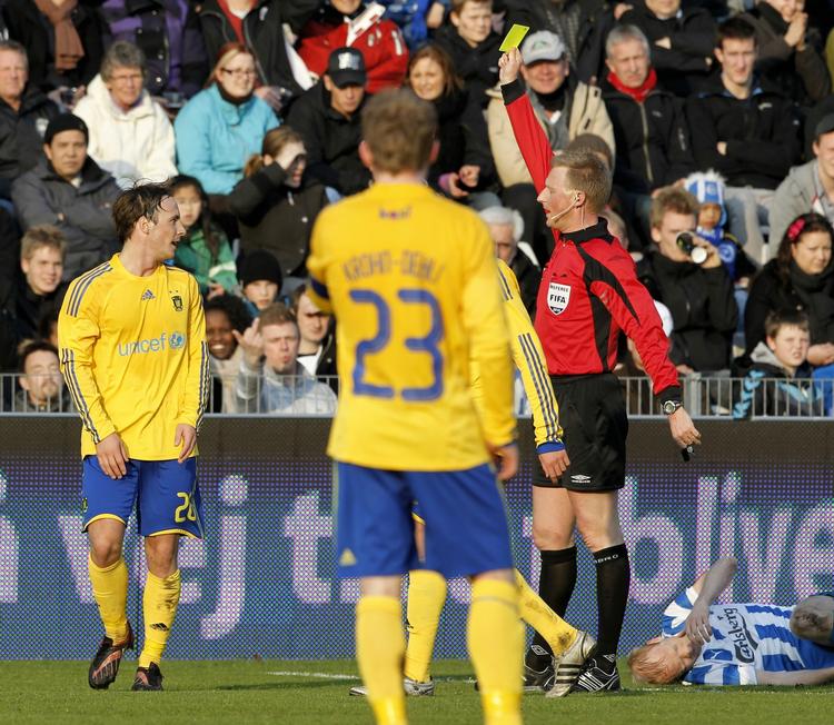 AFGØRENDE. Denne advarsel til Mike Jensen er en af 38 til Brøndby i denne sæson. Arkivfoto. 