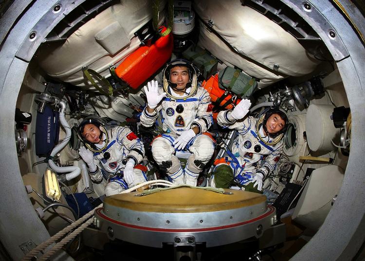 Hundekød er en fast del af føden for kinesiske astronauter. Det fortæller Kinas første mand i rummet, Yang Liwei, i en ny selvbiografi. 