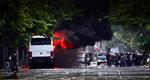 Brand. Rødskjorterne brænder busser og militærkøretøjer af under kampene mod regeringshæren i Bangkok. 