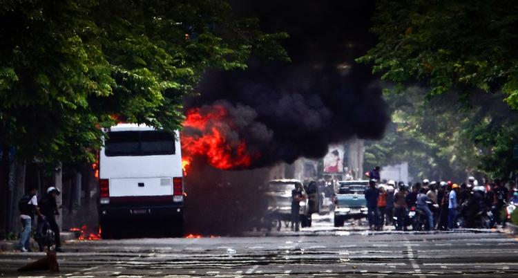 Brand. Rødskjorterne brænder busser og militærkøretøjer af under kampene mod regeringshæren i Bangkok. 