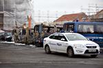 politihad. Teknikere er ved at undersøge, hvad der blev brugt til at påsætte branden mod tre politibiler og selve Politiskolen. 