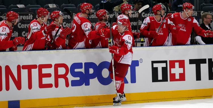Værsgo'. Morten Green (i midten) har bragt Danmark på 5-0 mod Slovakiet. 