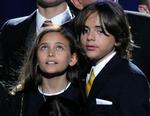 JAcksonbørn. Paris Jackson (tv) optræder på youtube-klippene, mens Prince Michael Jackson (th) ikke er med. 