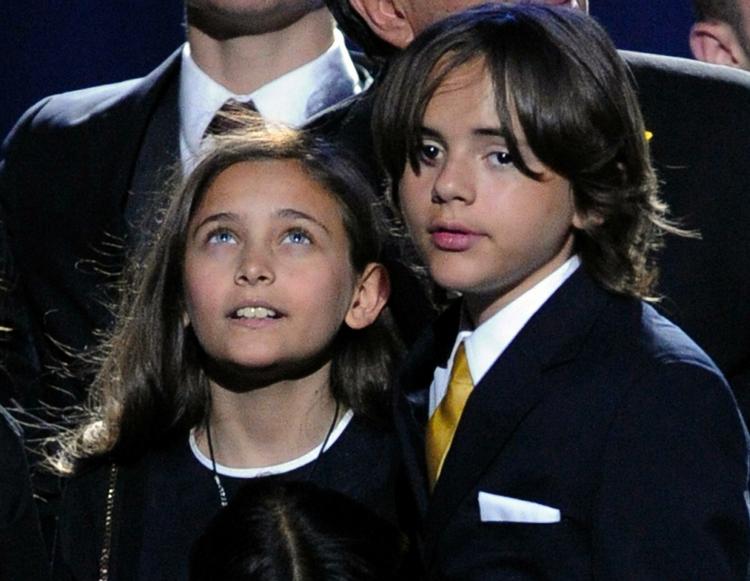 JAcksonbørn. Paris Jackson (tv) optræder på youtube-klippene, mens Prince Michael Jackson (th) ikke er med. 