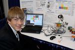 Tjekket. Han har selv lavet programmet, der aflæser alle farverne på Rubiks terningen, før en hjemmelavet robot løser terningen på under et minut. Udmærket gået af en 14-årig. Foto: Peter Jørgensen 