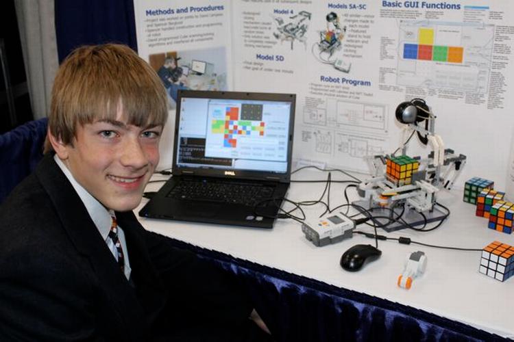 Tjekket. Han har selv lavet programmet, der aflæser alle farverne på Rubiks terningen, før en hjemmelavet robot løser terningen på under et minut. Udmærket gået af en 14-årig. Foto: Peter Jørgensen 