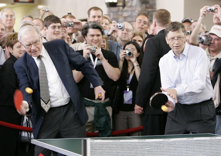 spilfordele. I 2007 sad den rigeste ene procent af amerikanerne på 23,5 pct. af USA's samlede indkomst. Her er det rigmændene Warren Buffet og Bill Gates, der i 2007 - på toppen af bølgen - fik sig et spil bordtennis foran verdenspressen. Foto: Nati Harnik 