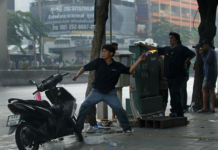 Dødstallet er steget til 16 i kampene mellem regeringsfjendtlige demonstranter og den thailandske hær. 