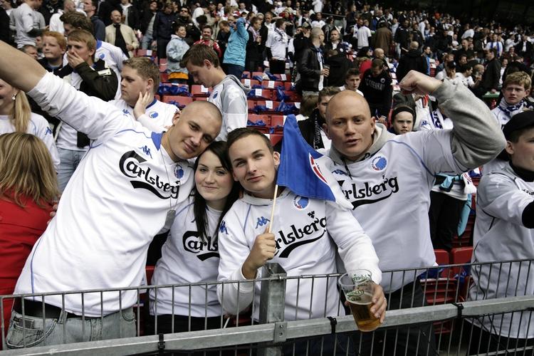 Skål. Der er lagt op til guldfest i Parken i morgen, og så er det ligegyldigt, om FCK besejrer Sønderjyske eller ej. (Arkivfoto) 