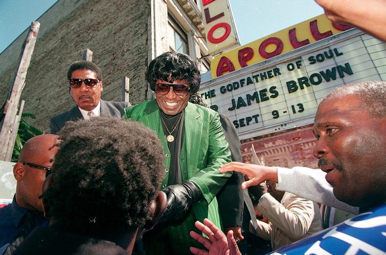 Legende. På dette 1994-foto hilser James Brown på fans foran Apollo Theater i New York. Nu får han sin egen 'walk of fame'-flise foran teatret, hvor han har indspillet flere livealbum.  Arkivfoto: Monika Graff/AP 