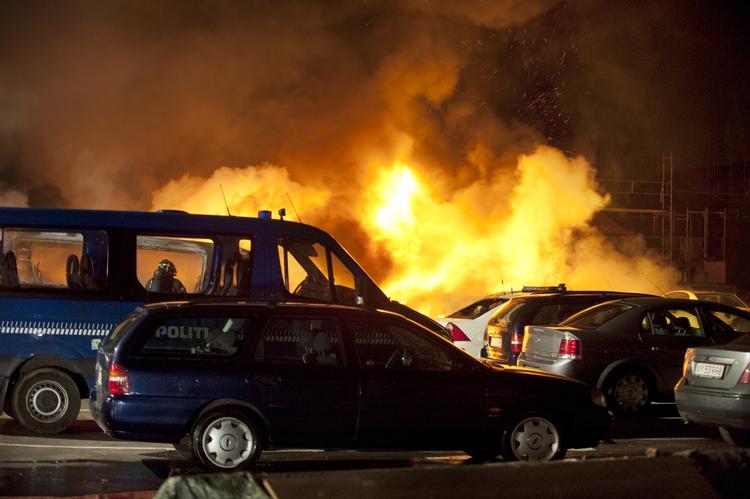 BRANDSTIFTELSE. Natten til fredag den 14. maj brændte hidtil ukendte gerningsmænd 13 politikøretøjer af ved Politiskolen i Brøndby. 
