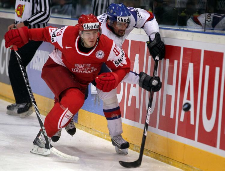 Nærkamp. Danmarks Peter Regin i kamp med af spillerne fra Slovakiet, som blev pulveriseret med 6-0. 