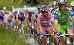 Førstemand. Den førende rytter, Vincenzo Nibali, i lyserødt på gårsdagens etape. 
