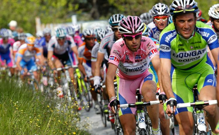 Førstemand. Den førende rytter, Vincenzo Nibali, i lyserødt på gårsdagens etape. 