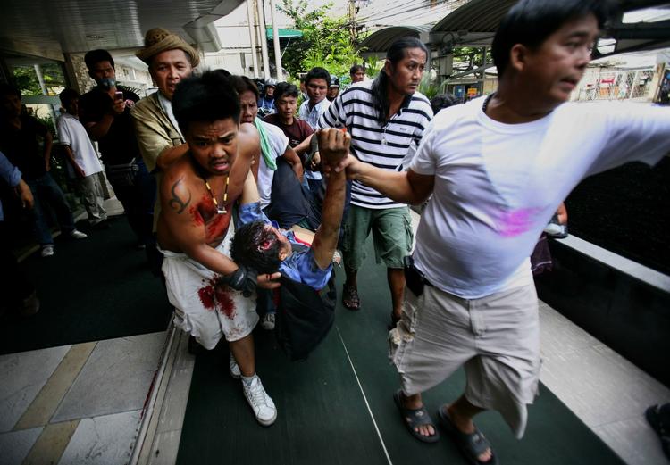 16 er dræbt under kampene mellem demonstranter og regeringsstyrker i Thailands hovedstad Bangkok. 