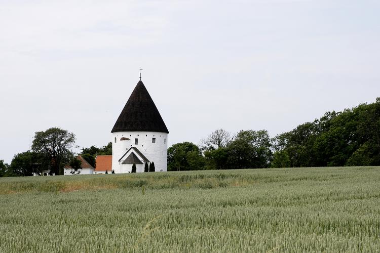 Solskinsøen Bornholm danner rammen om romanen, hvor hovedperson lider af angst på grænsen til depression. 