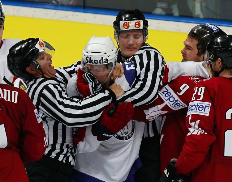 Brydning. Dommerne har haft travlt, når det norske VM-hold har været på igen. Tre gange er en nordmand blevet forvist fra en kamp under VM. Arkivfoto. 