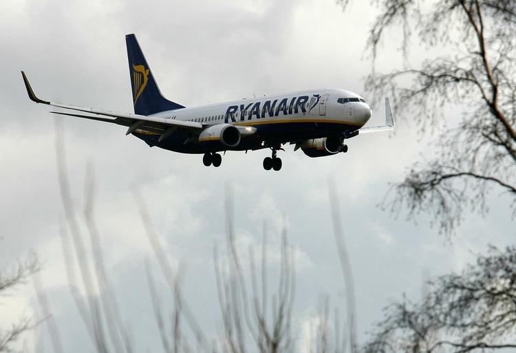 Ryanair skal betale 3 millioner euro for ikke at have levet op til internationale regler for strandede flypassagerer i Roms Campiano lufthavn 