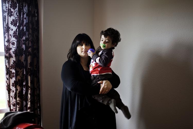 Alene. Savan fra Ringsted blev familiesammenført til Danmark i 2002. Hun har et barn og er gravid med nummer to. For en måned siden blev hendes mand tvangsudsendt til Bagdad. 