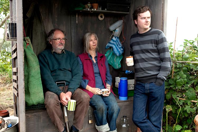 Almindeligt. Mike Leighs 'Another Year' fortæller stille, men ekstremt præcist og velspillet om det almindelige liv hos Tom og Gerri,  spillet af Jim Boadbent og Ruth Sheen, der her holder kaffepause i nyttehaven  med sønnen Joe (Oliver Maltman). 