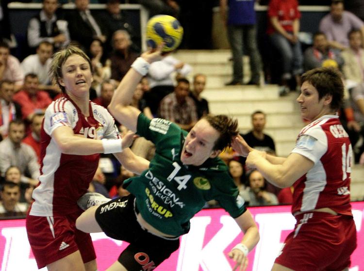Viborg HK's Kristine Lunde-Borgersen i scorerposition under kampen mod rumænske Oltchim Valcea. 
