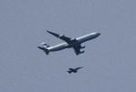 Beskyttet. Passagerflyet med et jagerfly ved sin side. 